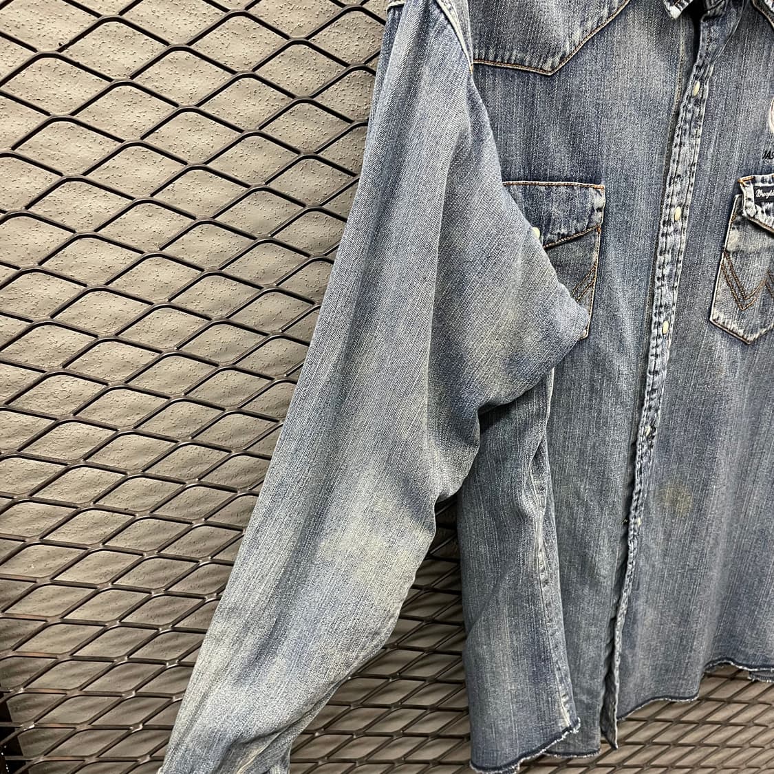 랭글러 웨스턴 데님 셔츠 투포켓 레터링 디테일 중청 상품이미지7