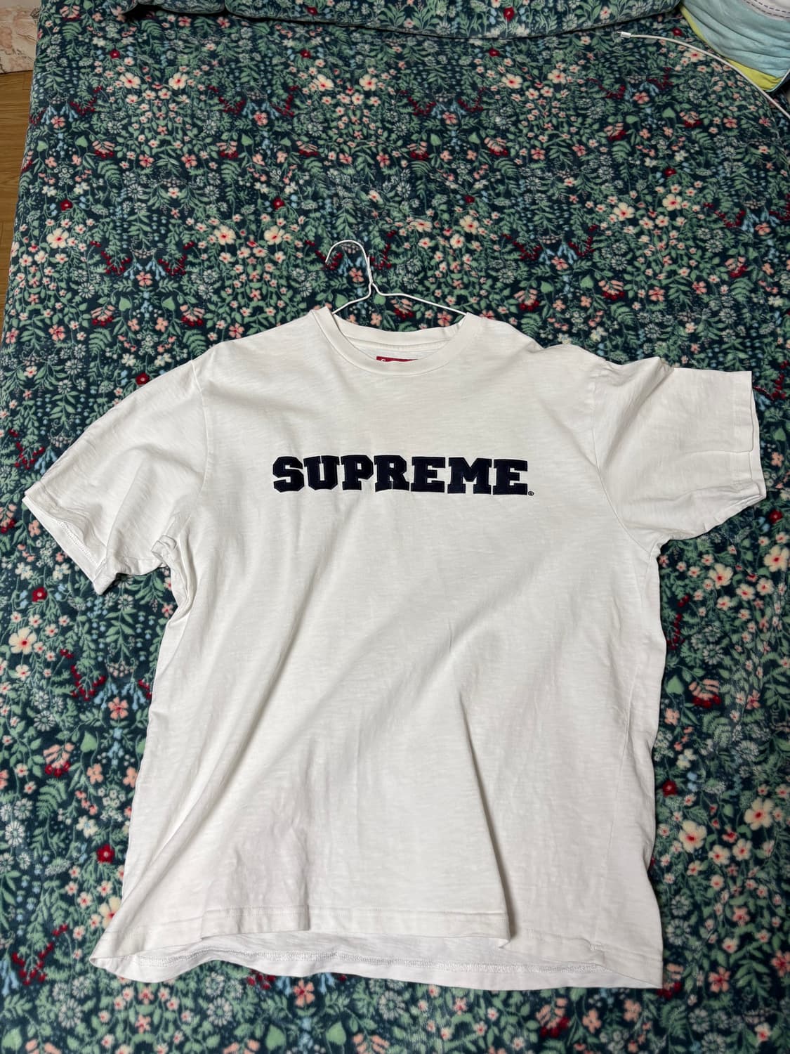 슈프림 컬리지 로고 흰색 티셔츠 상품이미지1