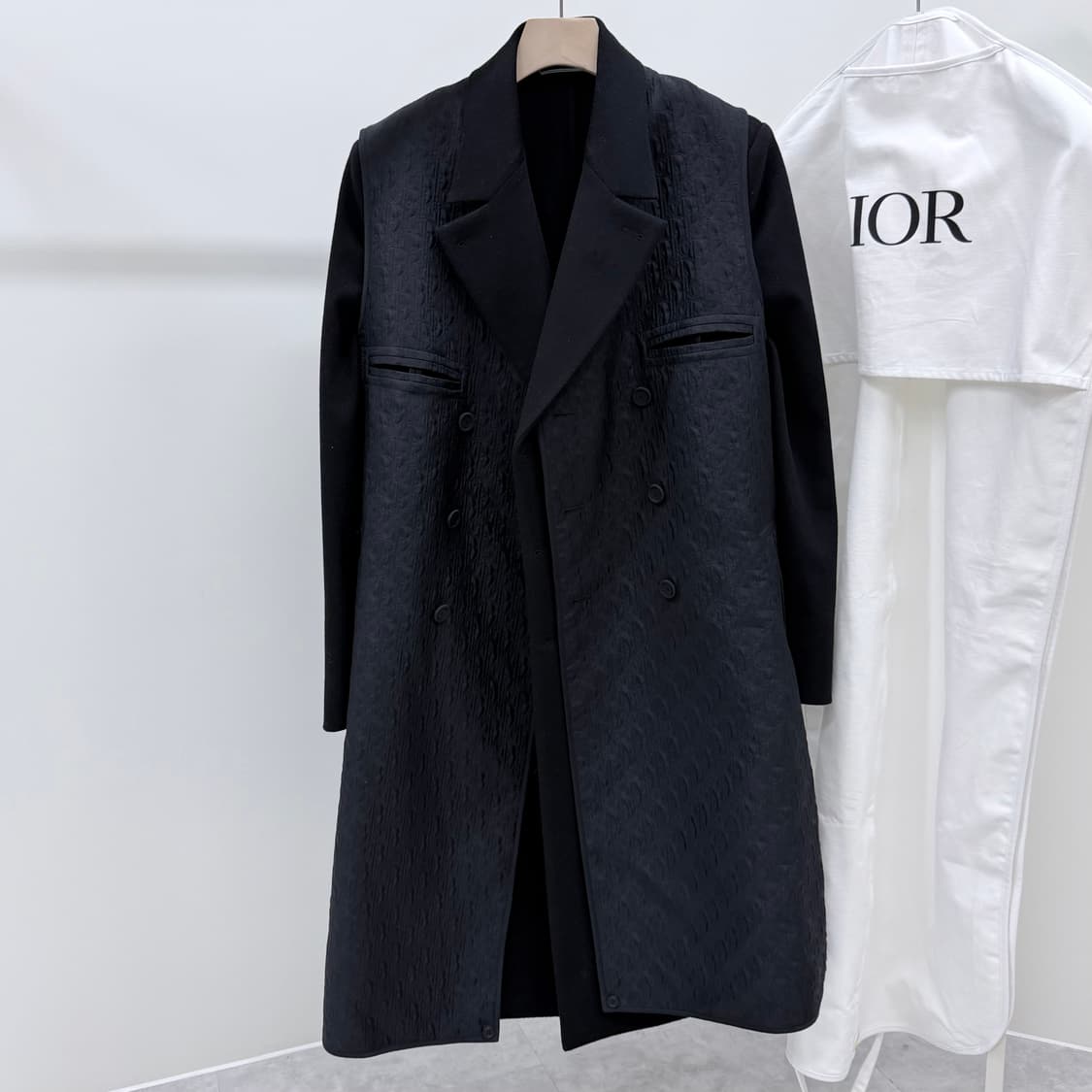 [S+급/50] 디올 런웨이 컬렉션 시그니처 코트 블랙 상품이미지1