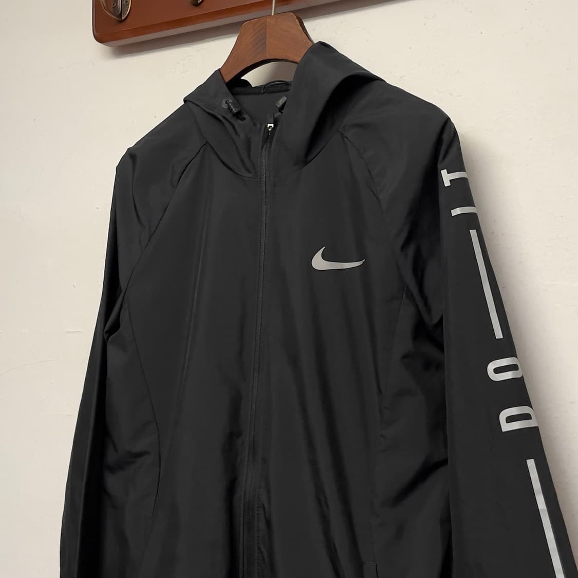 나이키 (우먼) 저스트 두잇 러닝 블랙 경량 바람막이 상품이미지2