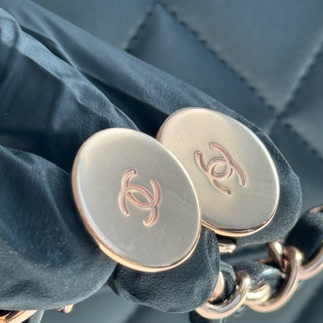 [신품급] 샤넬 트렌디 CC 탑 핸들 스몰 플랩백 블랙 금장 상품이미지8