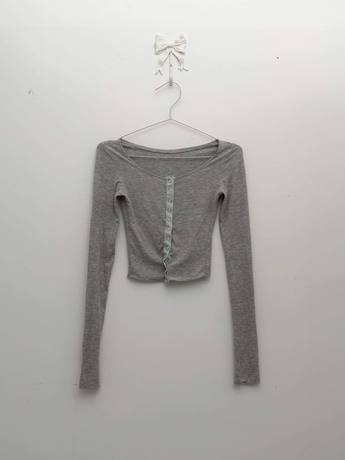 그레이 스냅 디테일 슬림 크롭 탑 상품이미지4