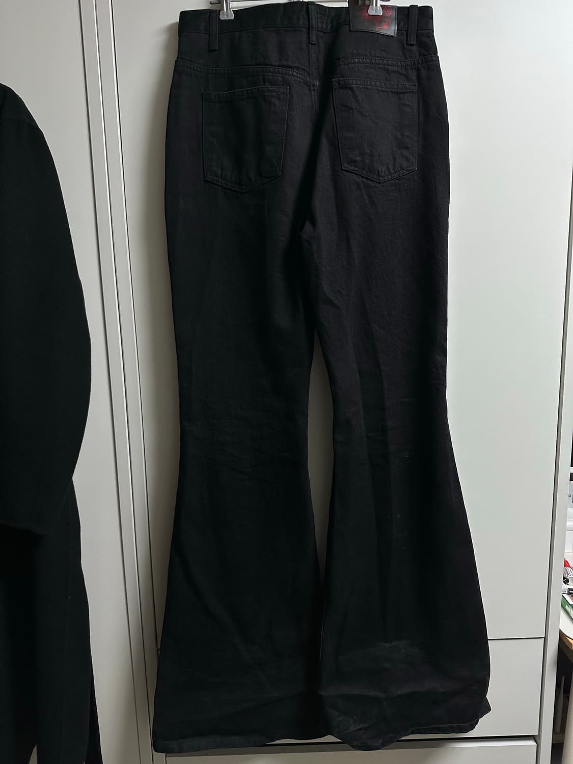 에모스탠스클럽 레더 패치 플레어드 진 블랙 1사이즈 상품이미지3