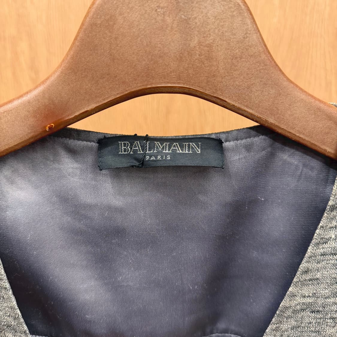 발망 슬리브리스 가디건 오픈형 스트랩 클로징 사이드 포켓 디테일 그레이 상품이미지8