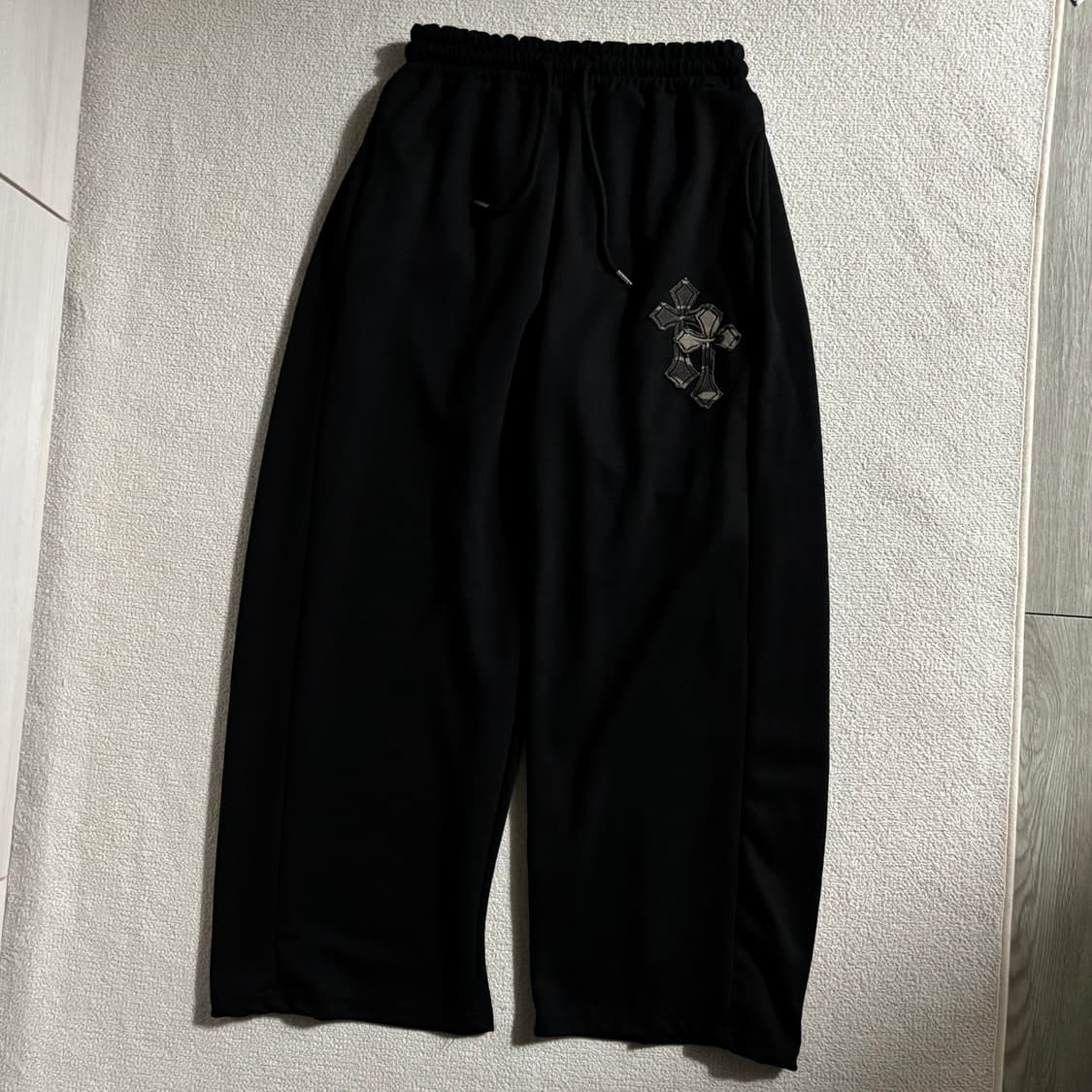 보세 카모 십자가 자수 핀턱 트레이닝팬츠 블랙 상품이미지1
