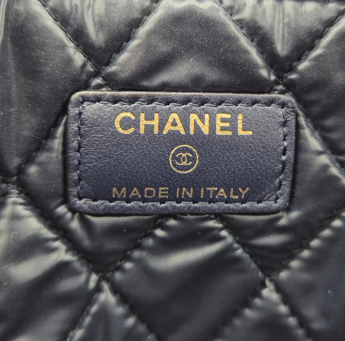 샤넬 클래식 테슬 퀼팅 클러치
네이비 금장 A82708
 상품이미지4