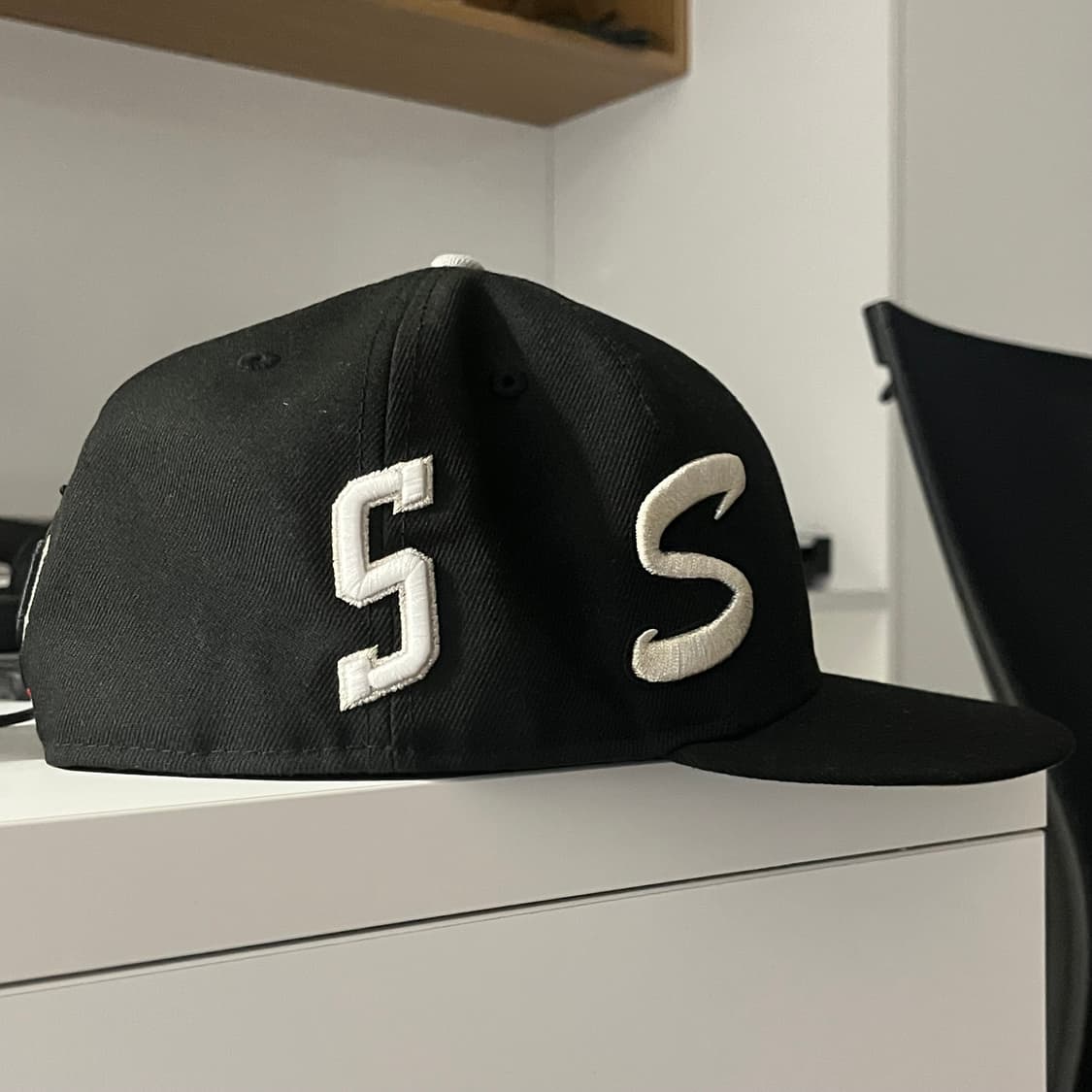 슈프림 뉴에라 멀티 s 로고 블랙 25ss 상품이미지3