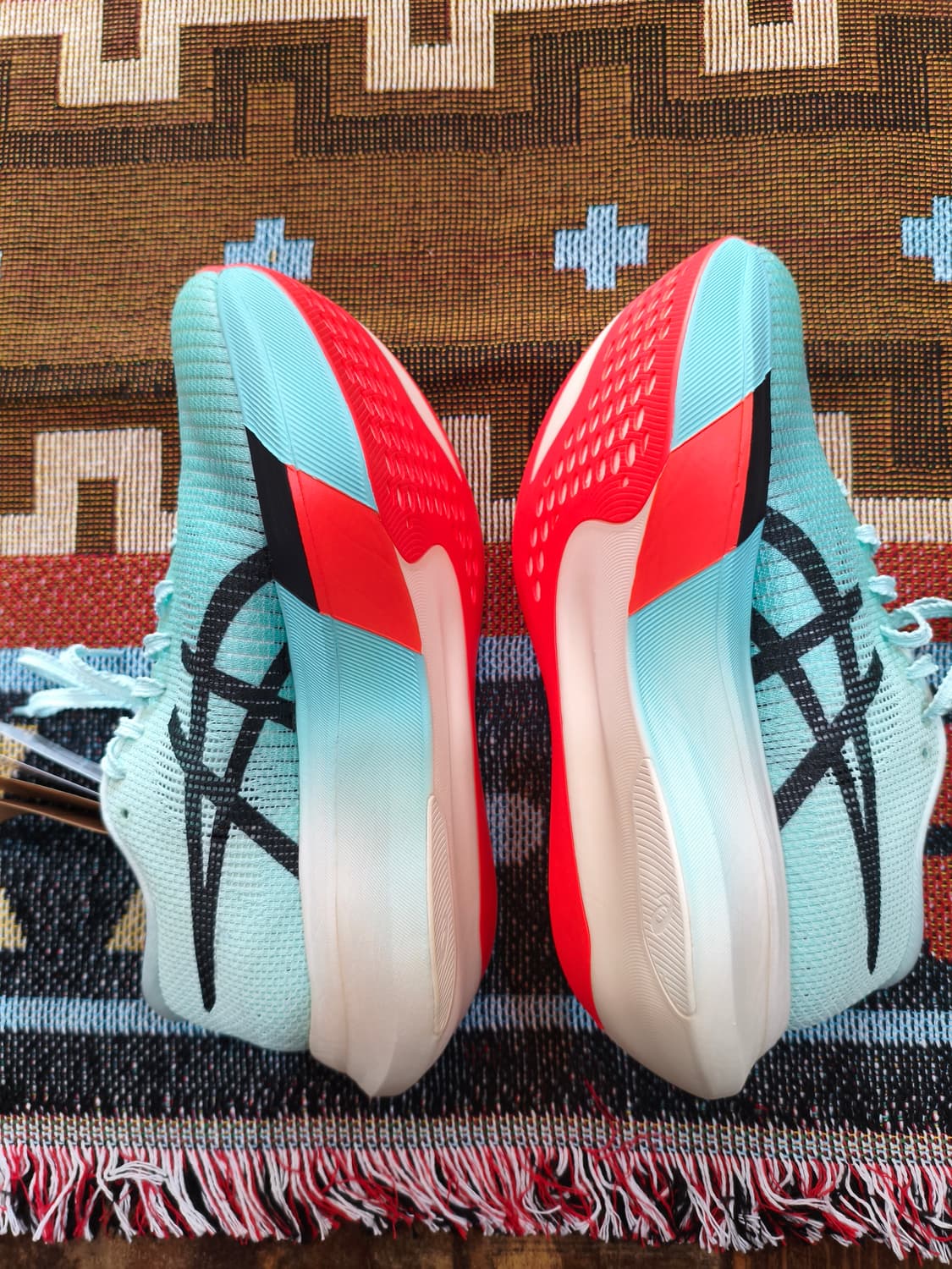 새제품)아식스 메타스피드 스카이 파리 235 판매합니다 상품이미지4