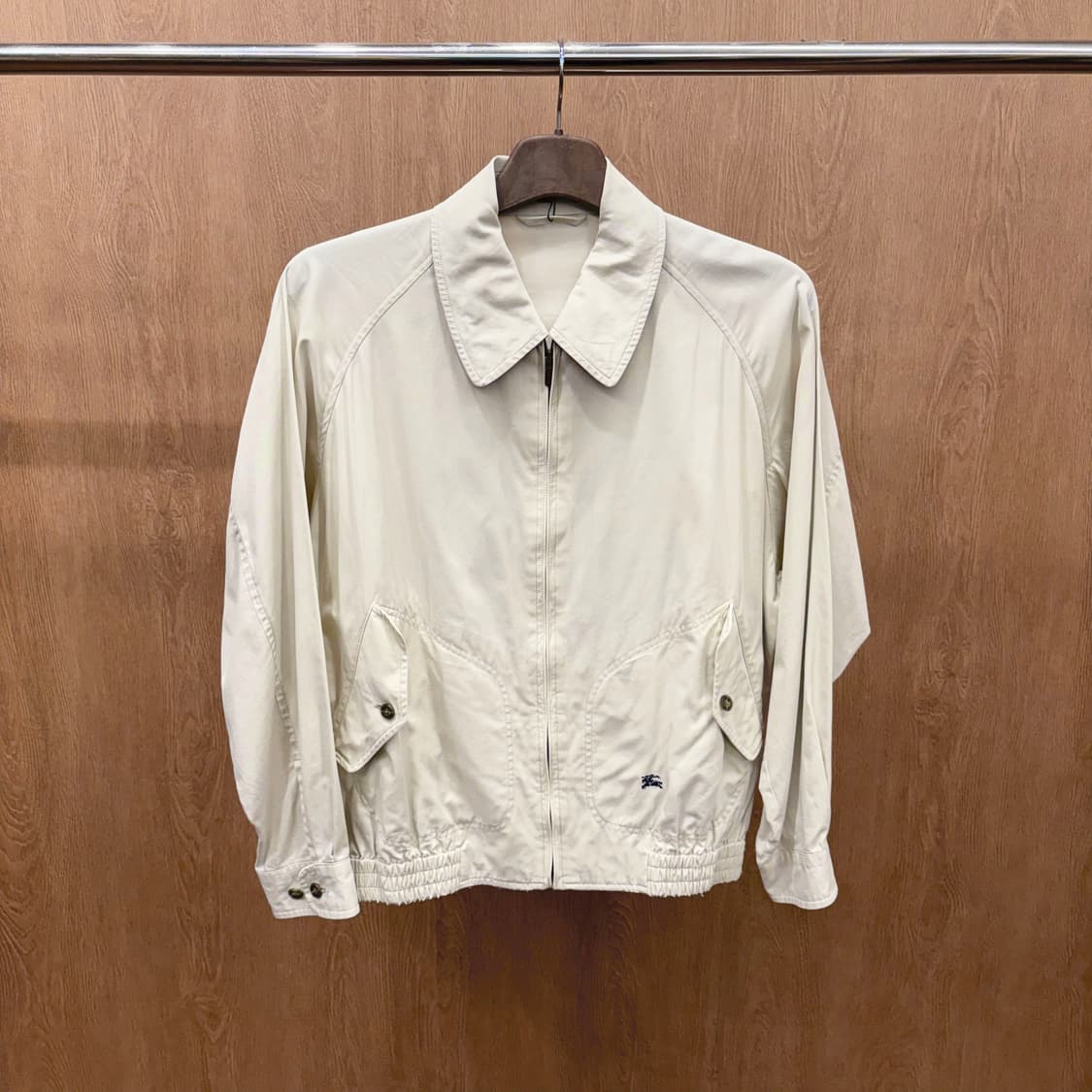 버버리 카라넥 블루종 자켓 플랩 포켓 밑단 밴딩 디테일 베이지 상품이미지2