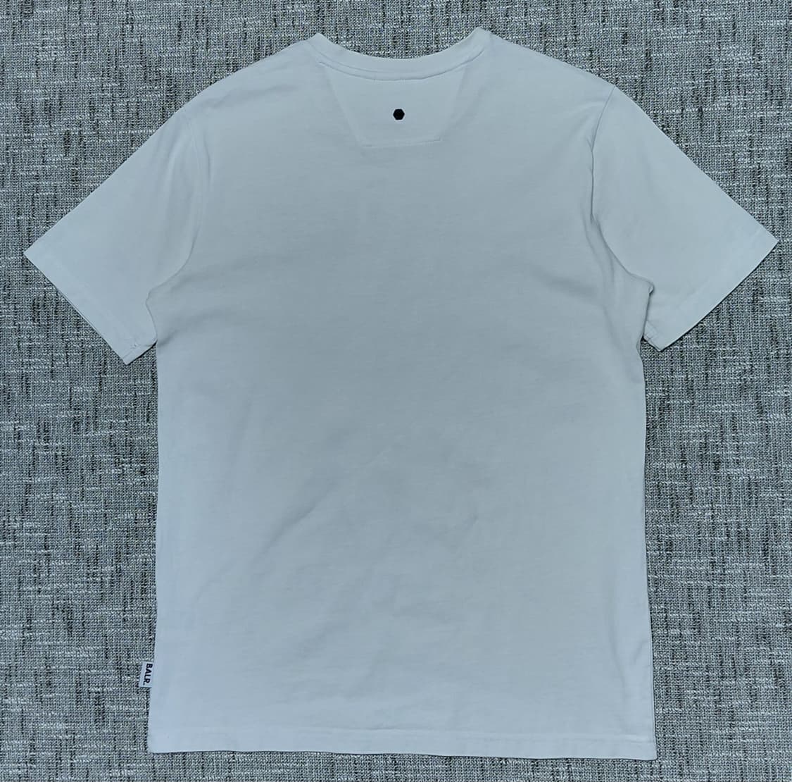 [S] 발레르(BALR.) 메탈 플레이트 로고 반팔 티셔츠 (화이트) 상품이미지6