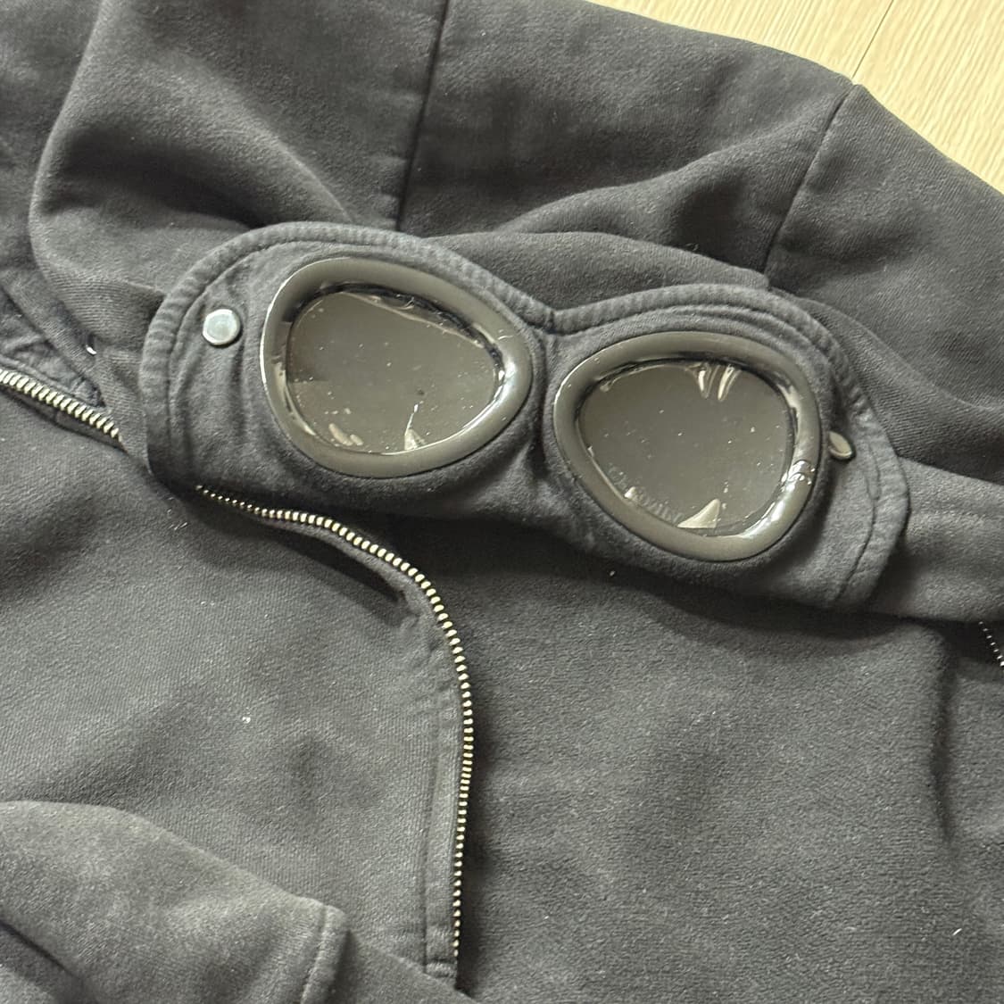 CP컴퍼니 브러쉬드&에머라이즈드 다이애그널 플리스 박시 고글 스웨트셔츠 상품이미지4