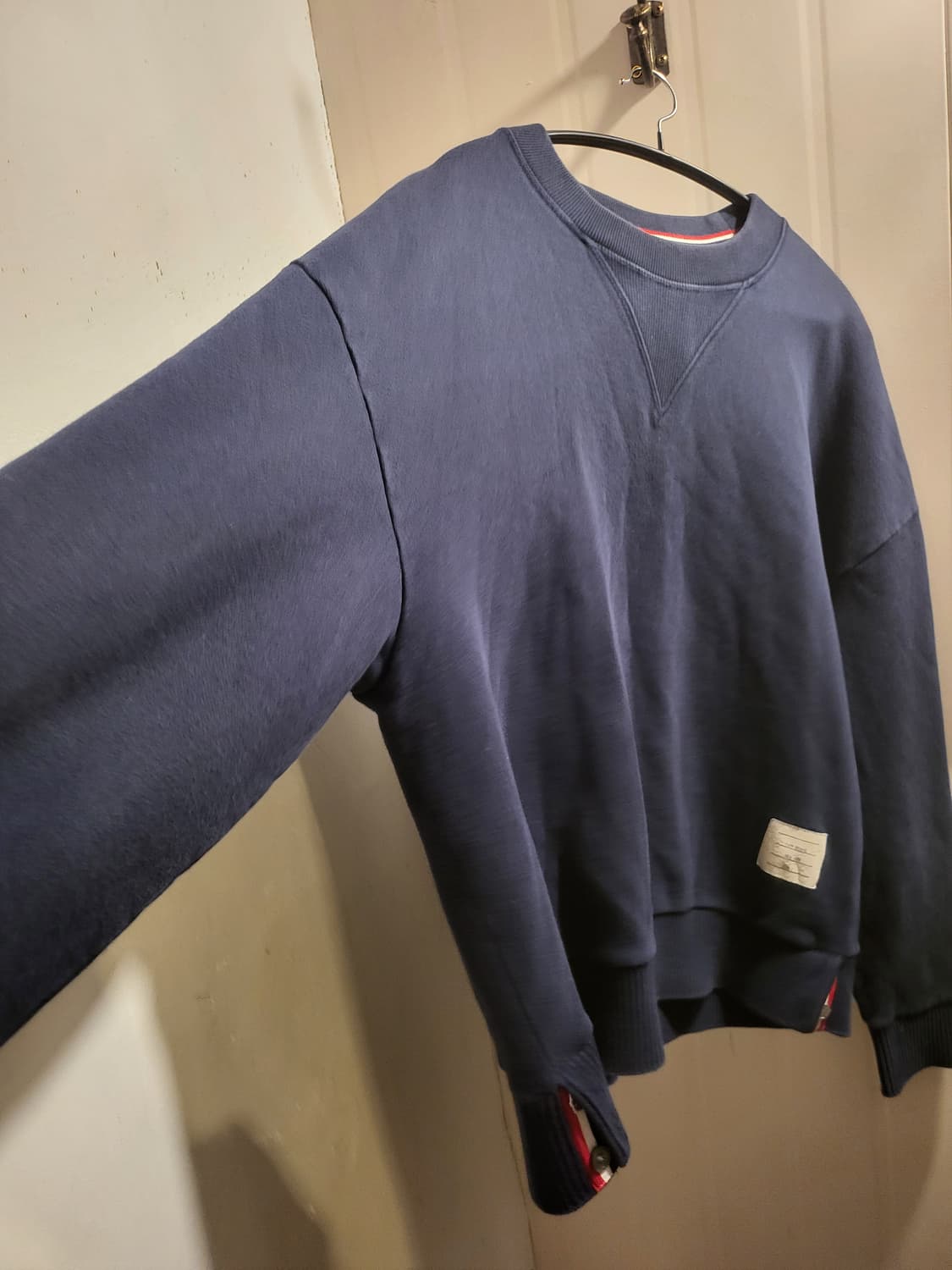 [2]톰브라운 삼선탭 오버사이즈 맨투맨 네이비 상품이미지5