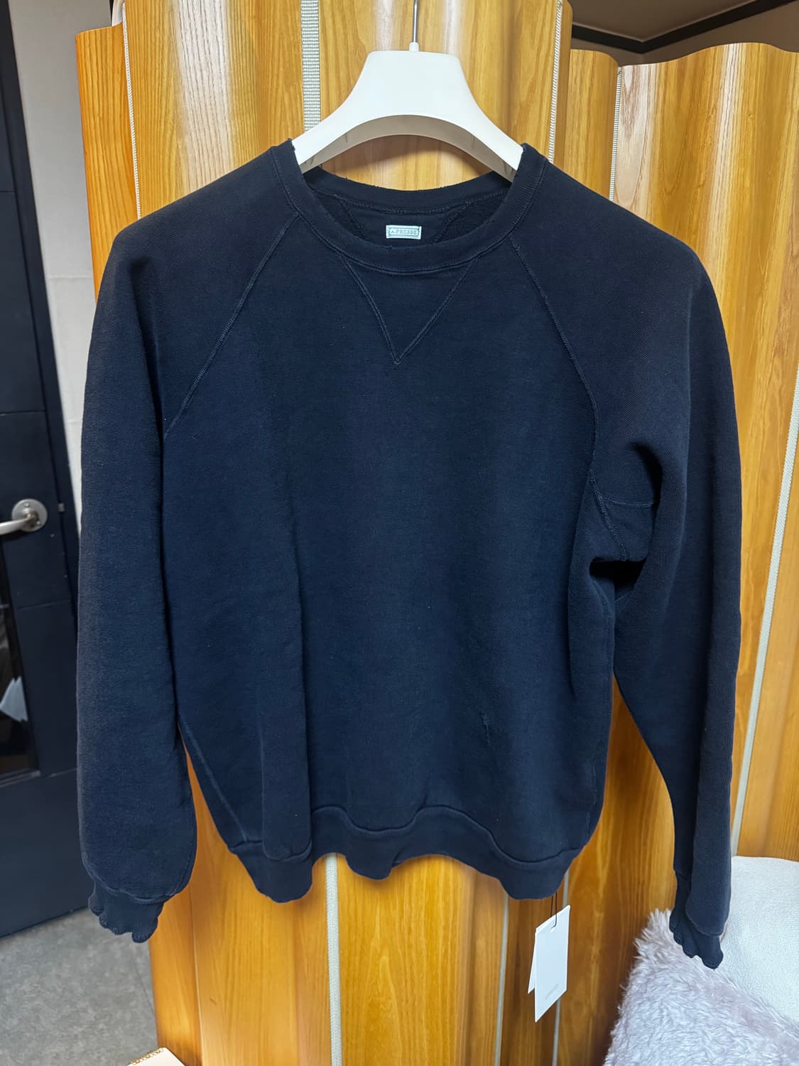 아프레쎄 빈티지 더블 브이 스웨트셔츠 블랙 2 상품이미지2