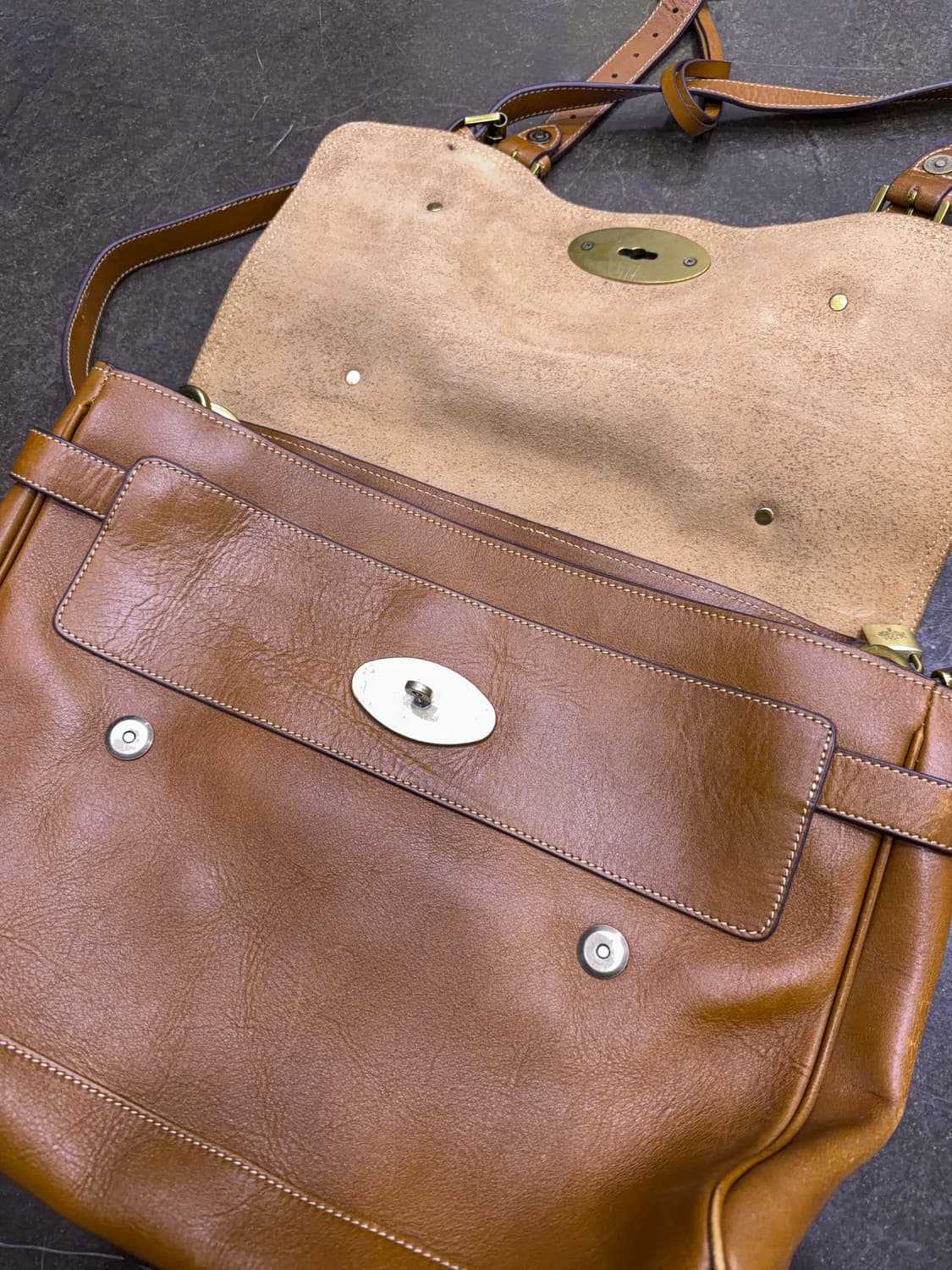 멀버리 알렉사 오버사이즈 사첼백 크로스 브라운 가방 상품이미지7