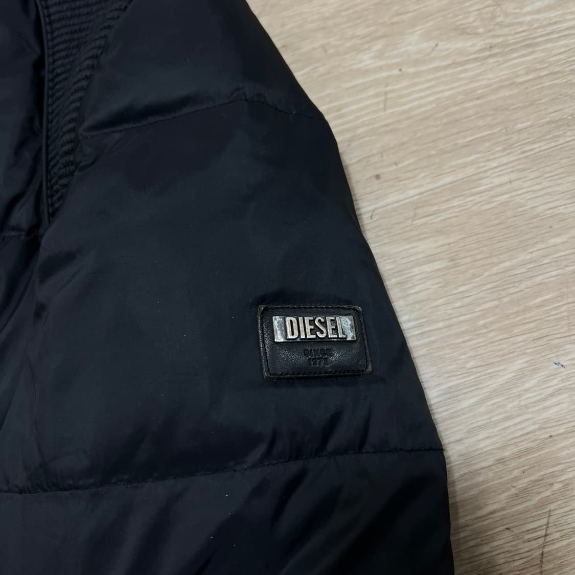 디젤 여성 소가죽 배색 와펜 하이넥 롱패딩 점퍼 [블랙] L/100 상품이미지4