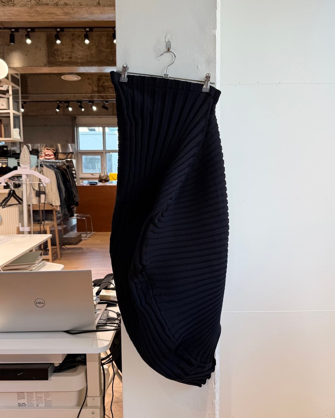 이세이미야케 블랙 링컬 에이시멋리 미디스커트 상품이미지2