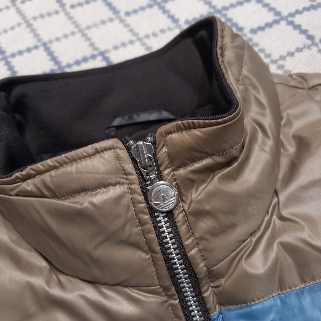 아디다스 00s 블랙 베이지 스카이블루 카키 배색 유광 오리털 패딩 점퍼 상품이미지5