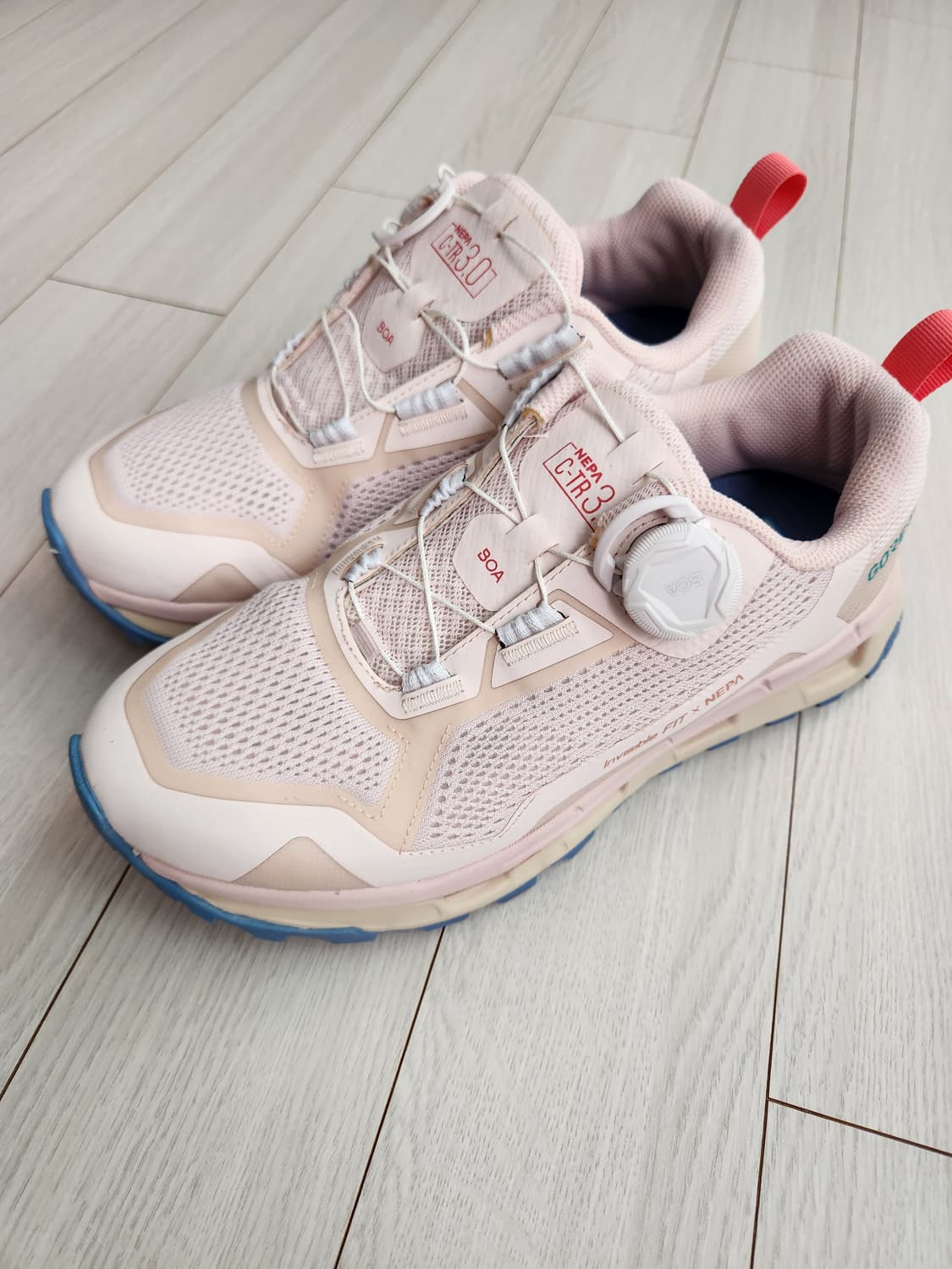 네파 다이얼 트레킹화 등산화 하이플로우 고어텍스 245

등산화/트레킹화 상품이미지1