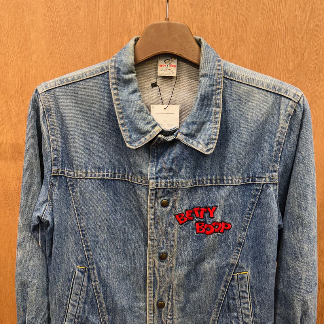 베티붑 코튼 데님 자켓 로고 캐릭터 자수 디테일 레귤러핏 블루 상품이미지4