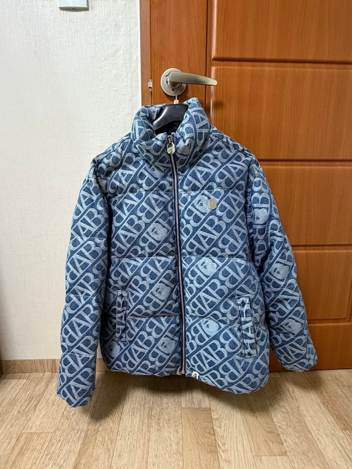 베이프 데님 모노그램 페퍼 다운 재킷블루 상품이미지1