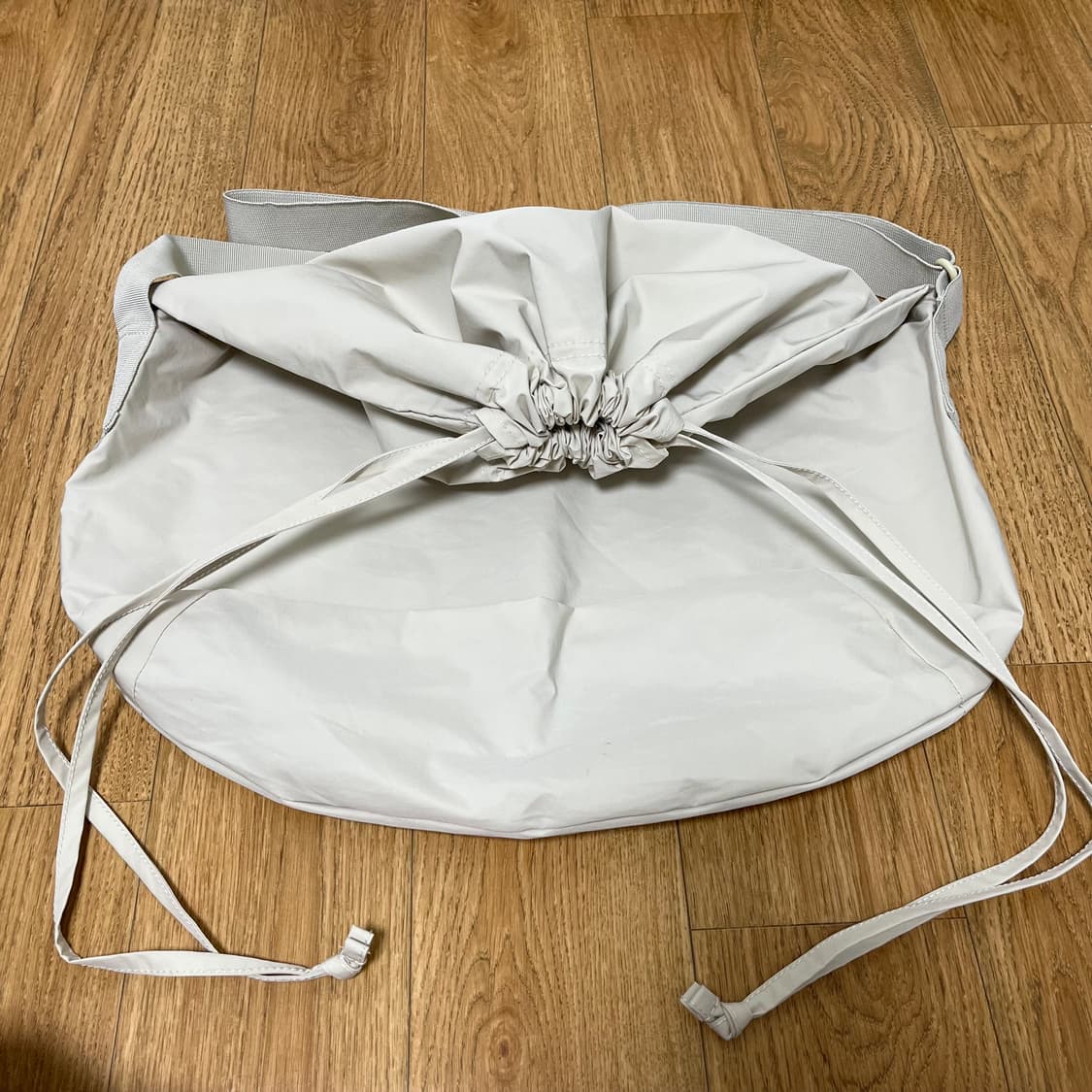 유니클로 U 드로우스트링숄더백 내츄럴 네추럴 크로스백 상품이미지1