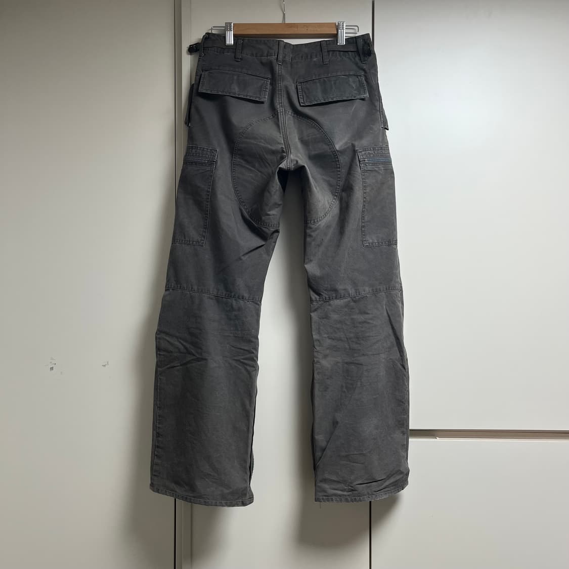 어태치먼트 파라슈트 사이드지퍼팬츠 상품이미지3