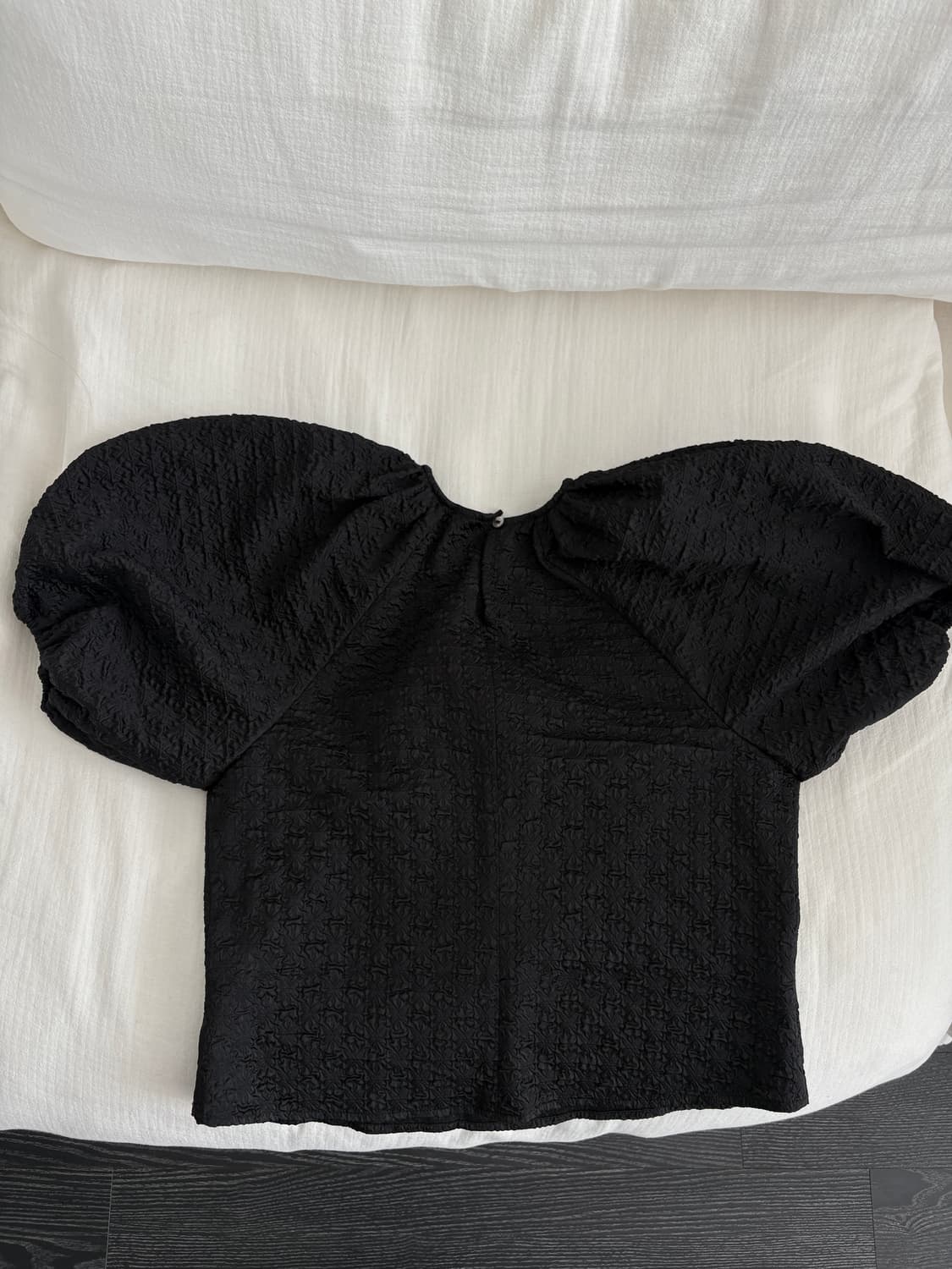 Orr 오르 엠보 셔링 블라우스 (블랙/아이보리) 상품이미지5