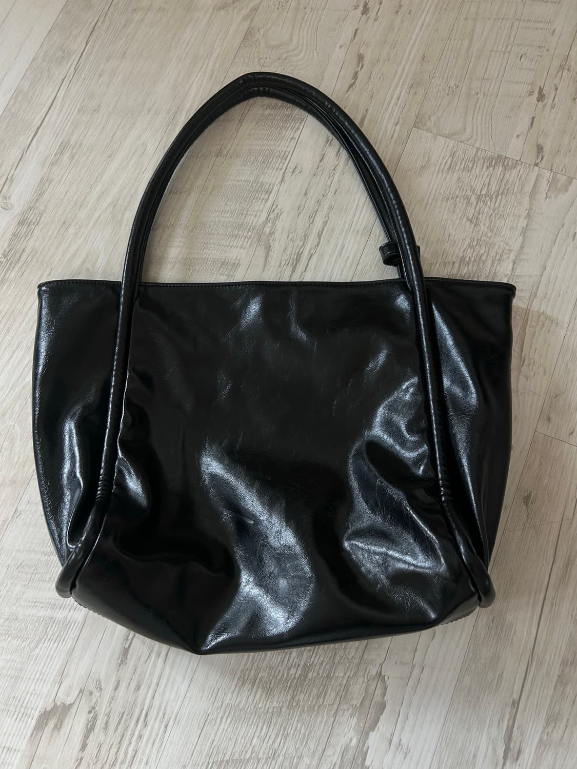 여밈 미디움 대퍼백 블랙 상품이미지2