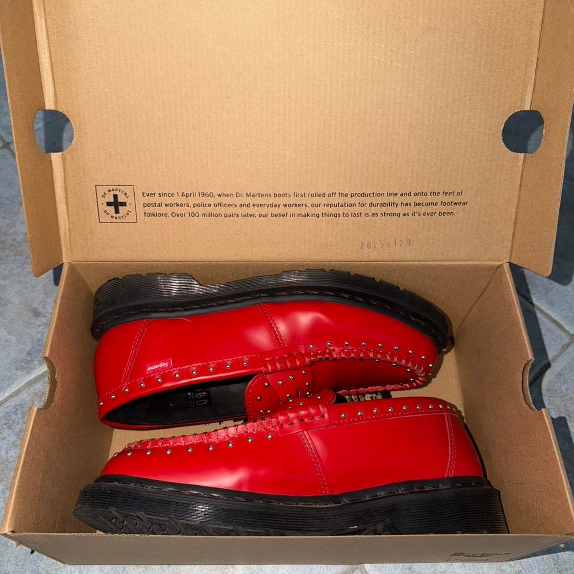 닥터마틴 x 슈프림 스터드 펜톤 로퍼 레드 260 상품이미지1