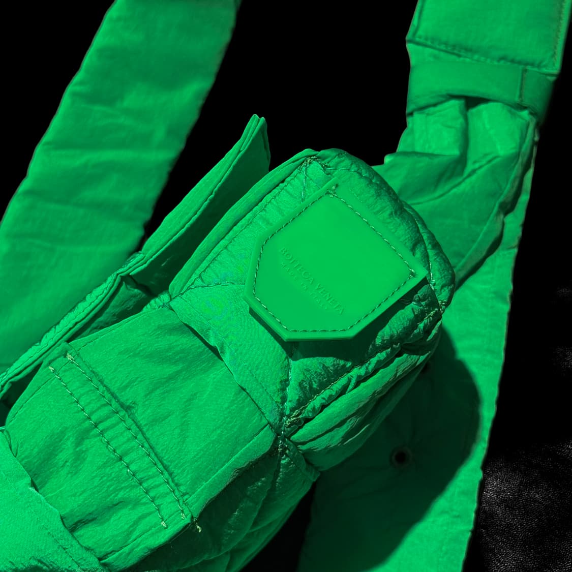 보테가 베네타 패딩 테크 카세트백 패러킷 상품이미지6