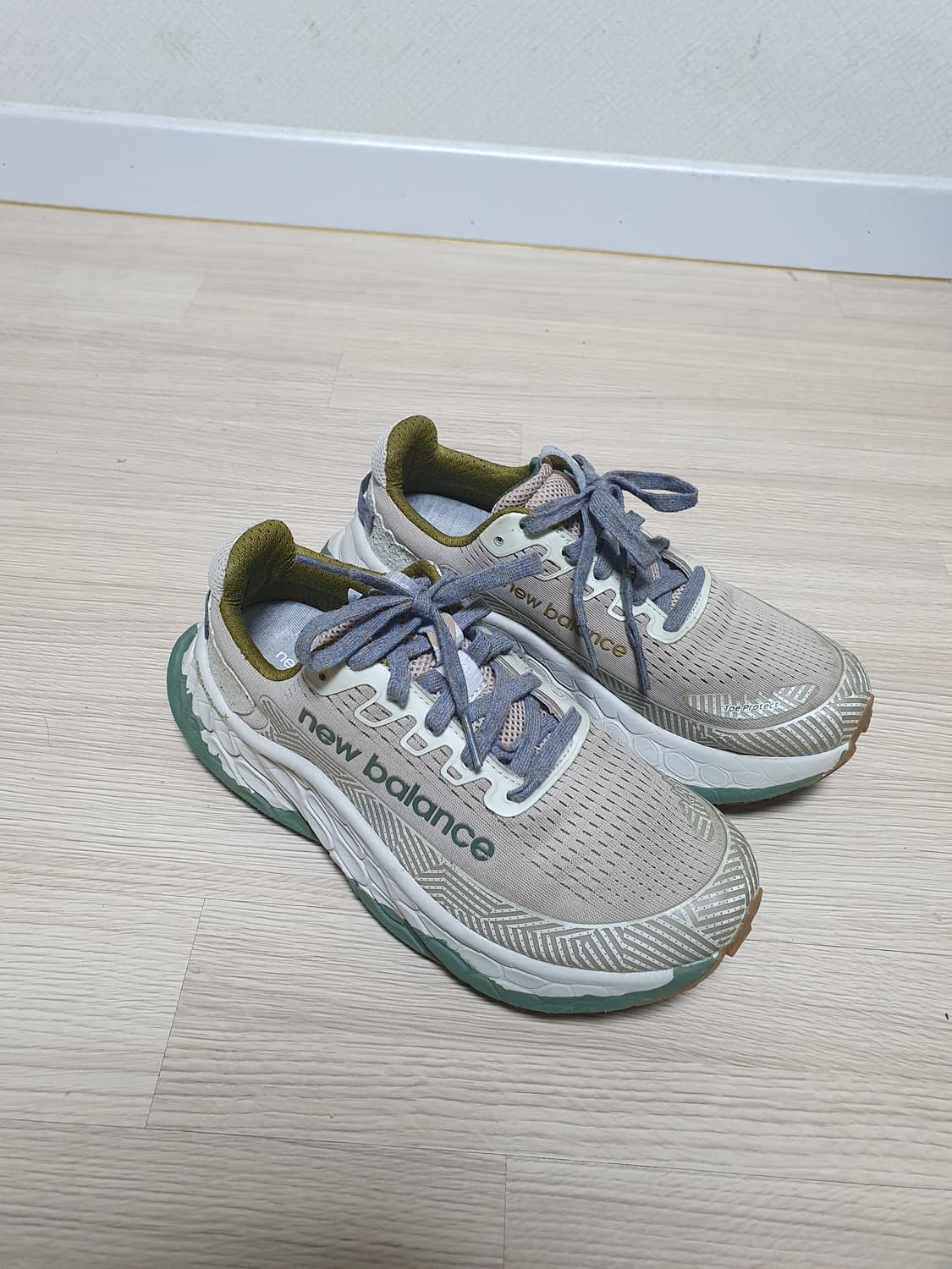 뉴발란스 프레쉬폼 모어 v3 트레일러닝화 260 상품이미지2