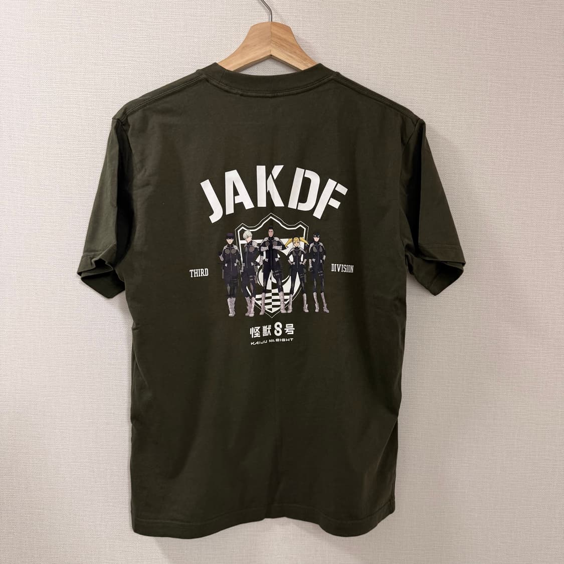 [S] 유니클로 UT 괴수8호 티셔츠 카키 상품이미지1