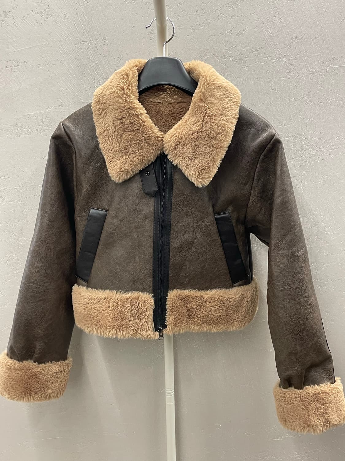 보헤미안서울 하이 넥 숏 무스탕 브라운  상품이미지2