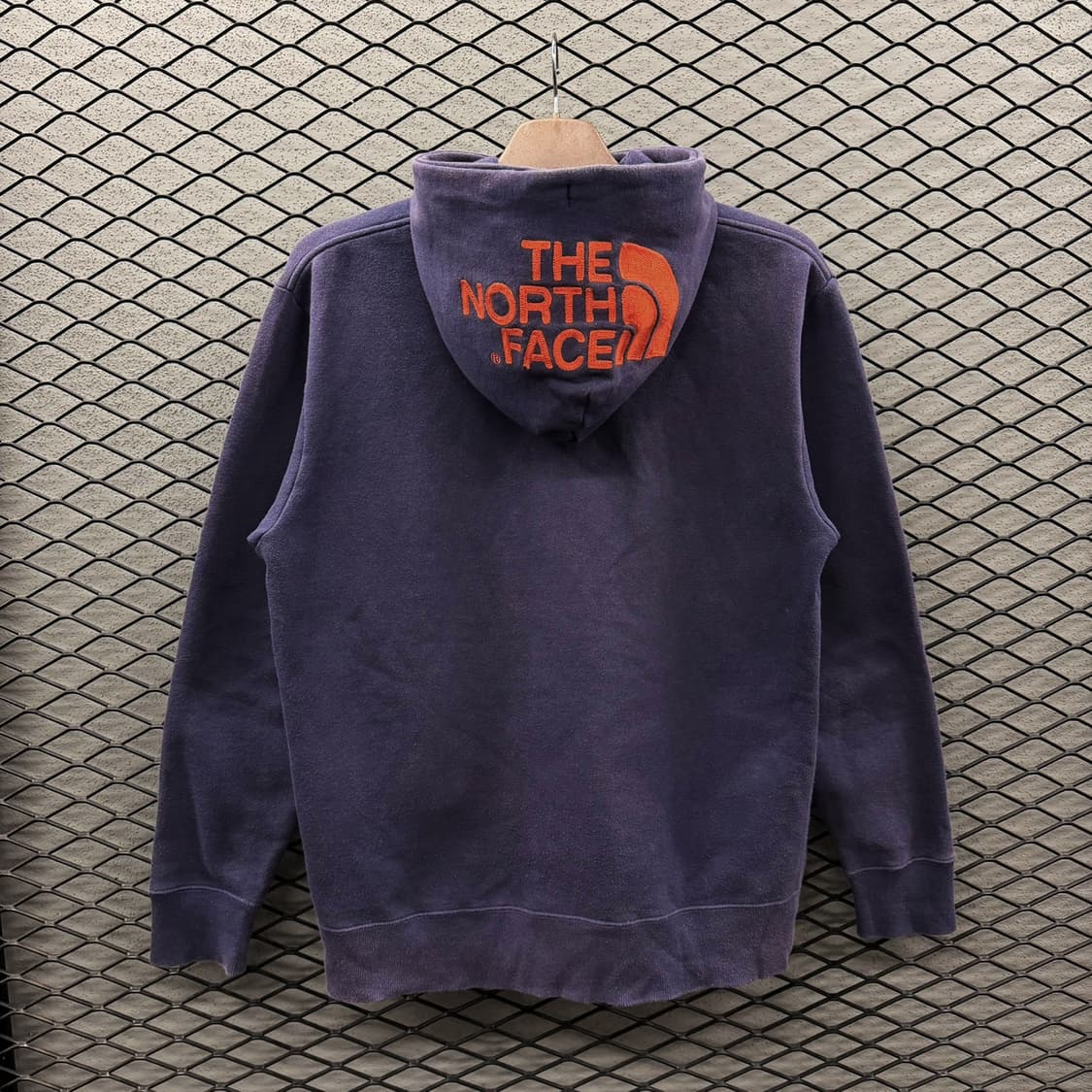 노스페이스 하이라이트 후드집업 기모안감 레드포인트 후면 빅로고 디테일 상품이미지3