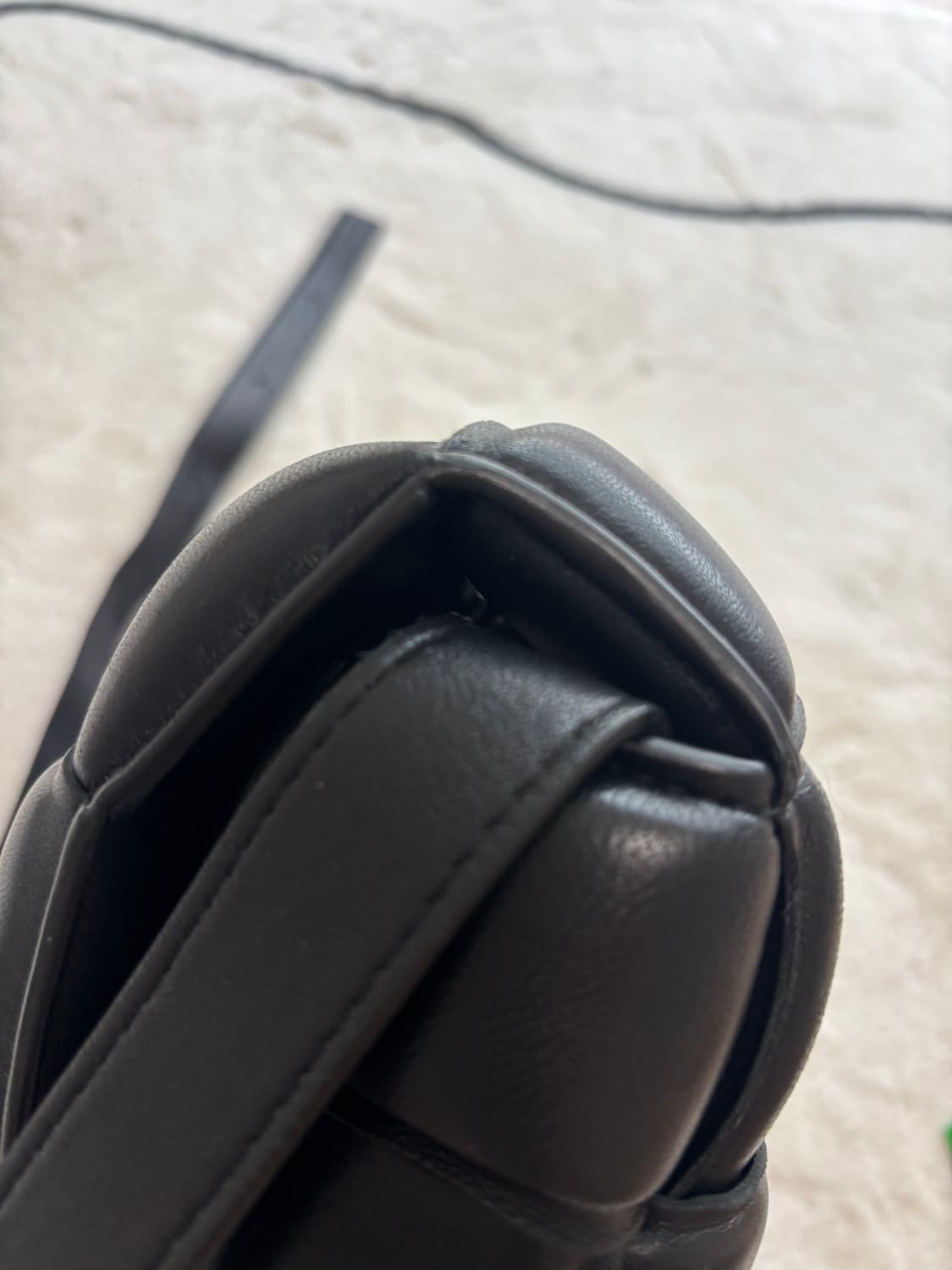 보테가베네타 패딩카세트백 블랙 은장 상품이미지6