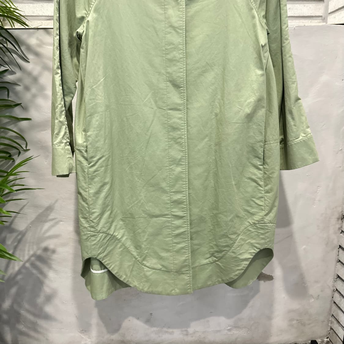 코스 카라넥 트렌치코트 레글런 히든버튼 투포켓 디테일 연그린 상품이미지5