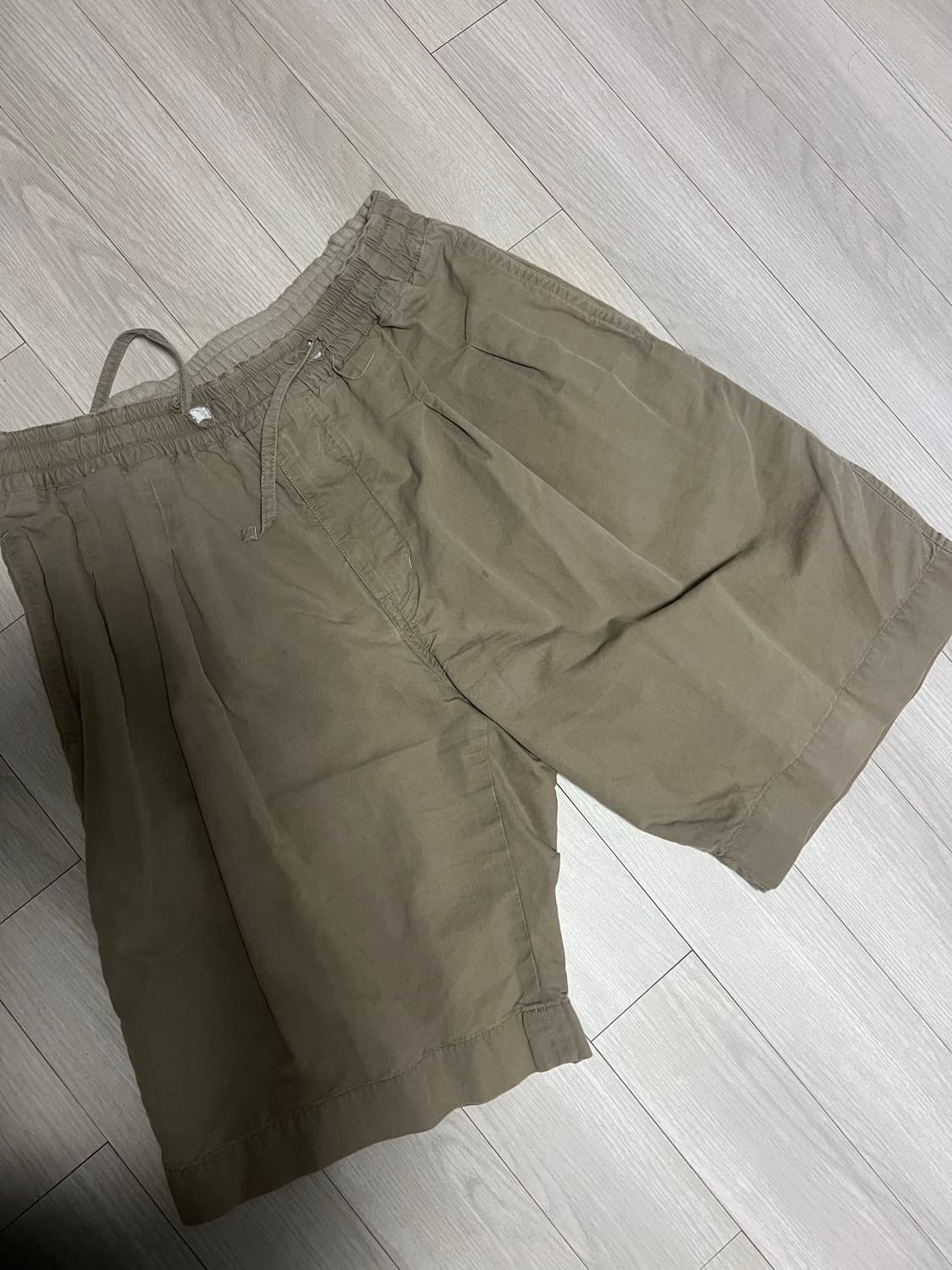 러프사이드 이지 플리츠 쇼츠 머드 색상 2사이즈 상품이미지1