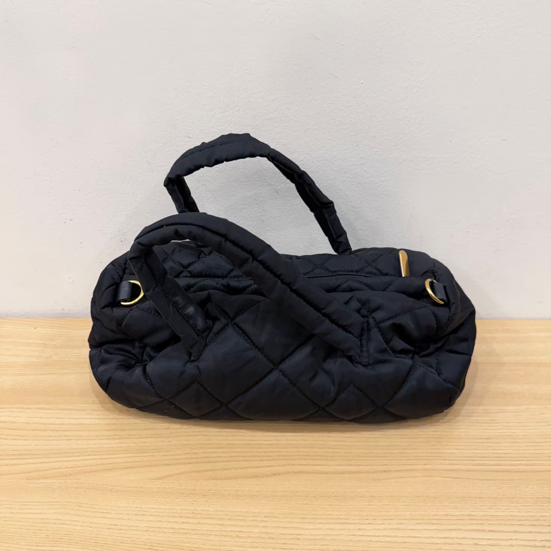 마크제이콥스 퀄팅 패딩 토트백 골드 로고 플레이트 디테일 블랙 상품이미지2