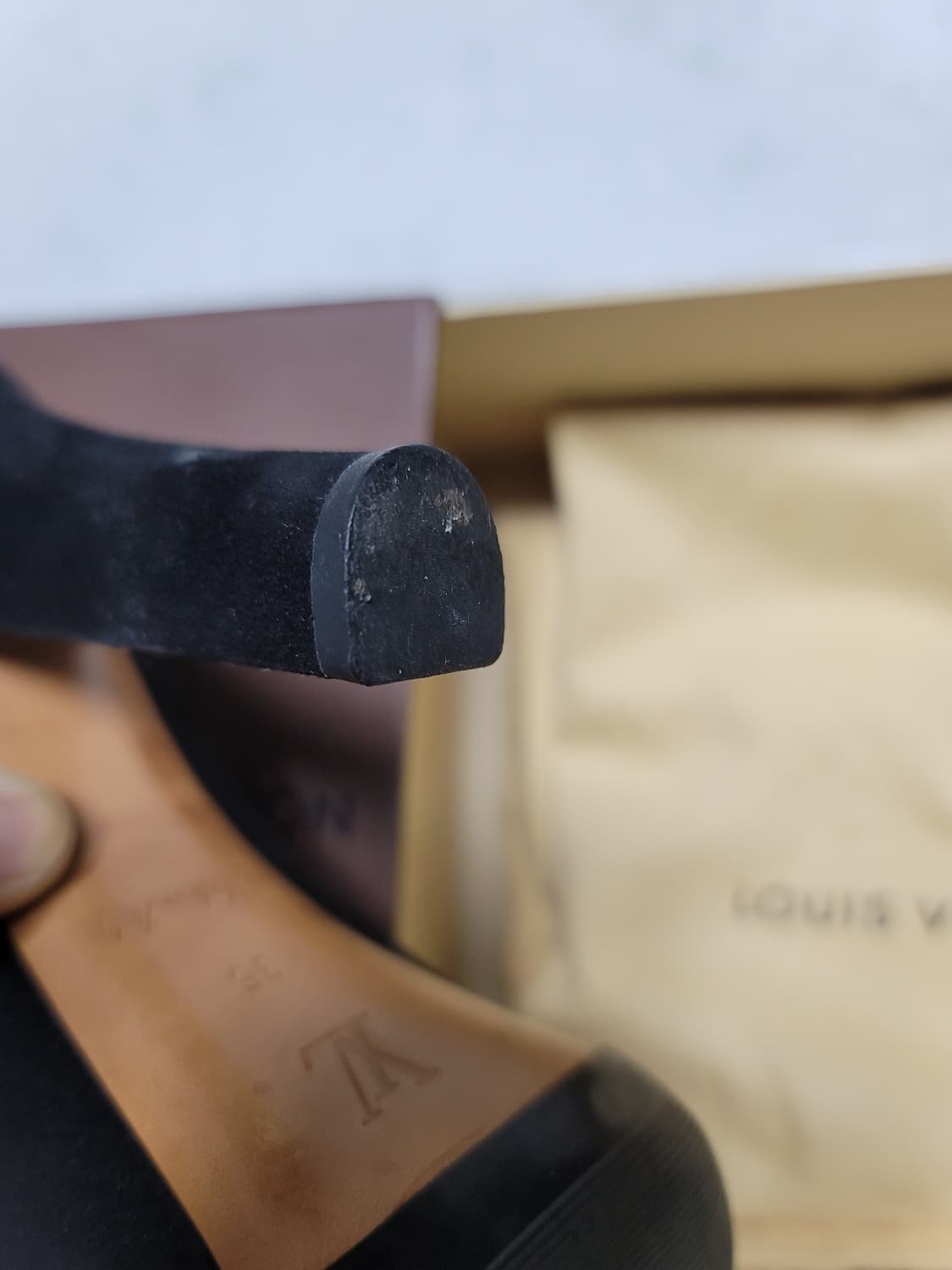 루이비통 블랙 스웨이드 하이힐 35(220사이즈) 상태극상 상품이미지10