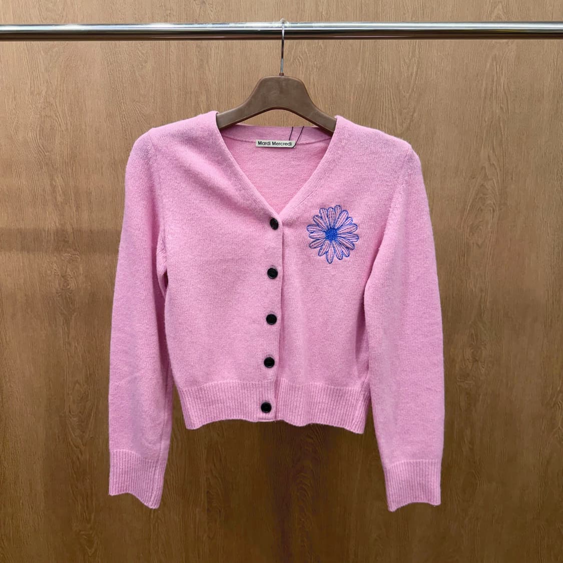 마르디 메르크디 긴팔 브이넥 가디건 밑단 시보리 로고 자수 디테일 핑크 상품이미지2