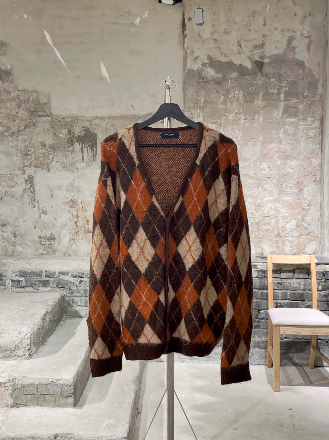 백 넘버 브라운 아가일 아크릴 가디건 상품이미지1