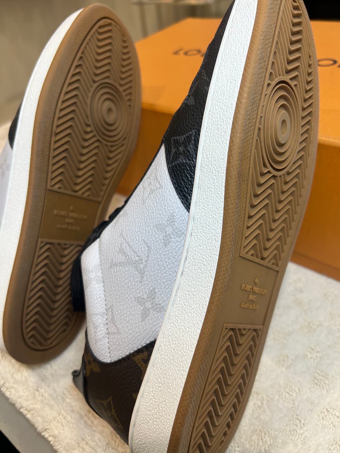 [정품/중고] 루이비통 리볼리 스니커즈 에벤 (새상품) 상품이미지2