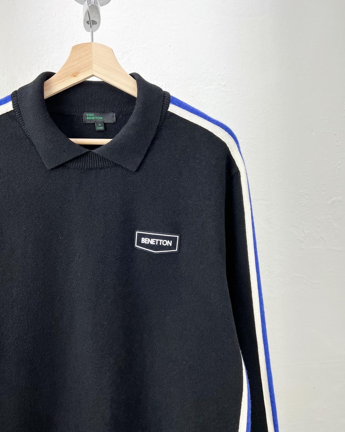 베네통 블랙 로고 라인디테일 카라 니트 상품이미지2