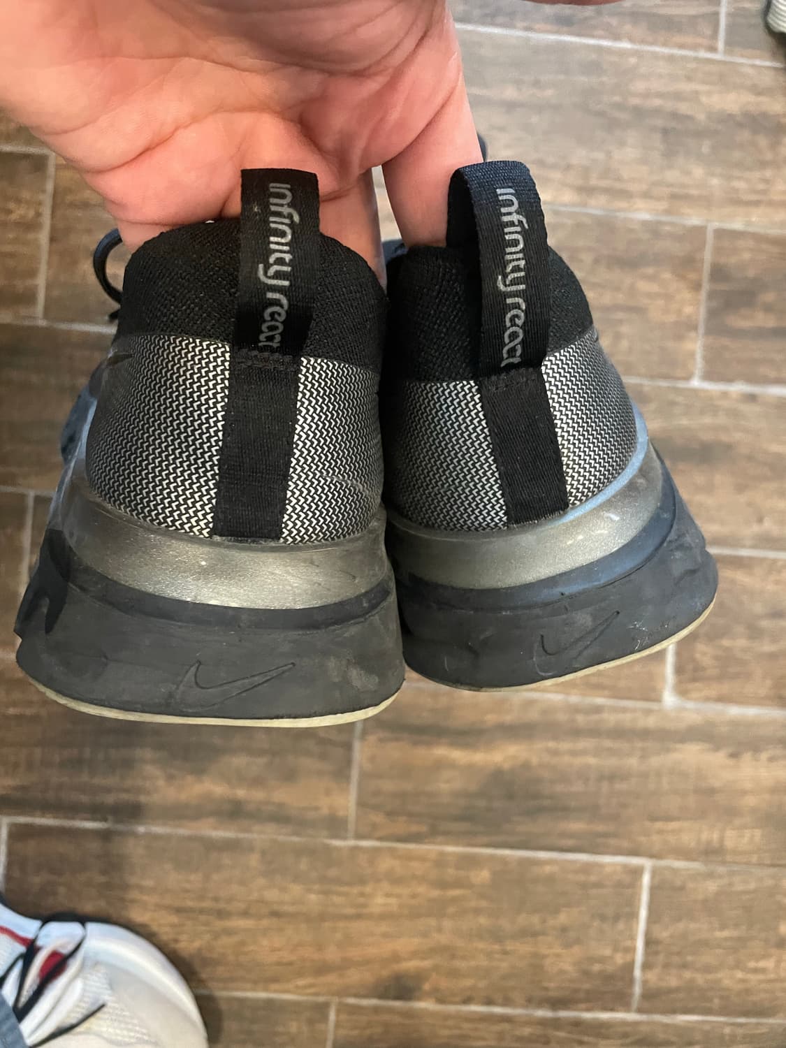 나이키 리액트 인피니티 런닝화 블랙 280mm 상품이미지4