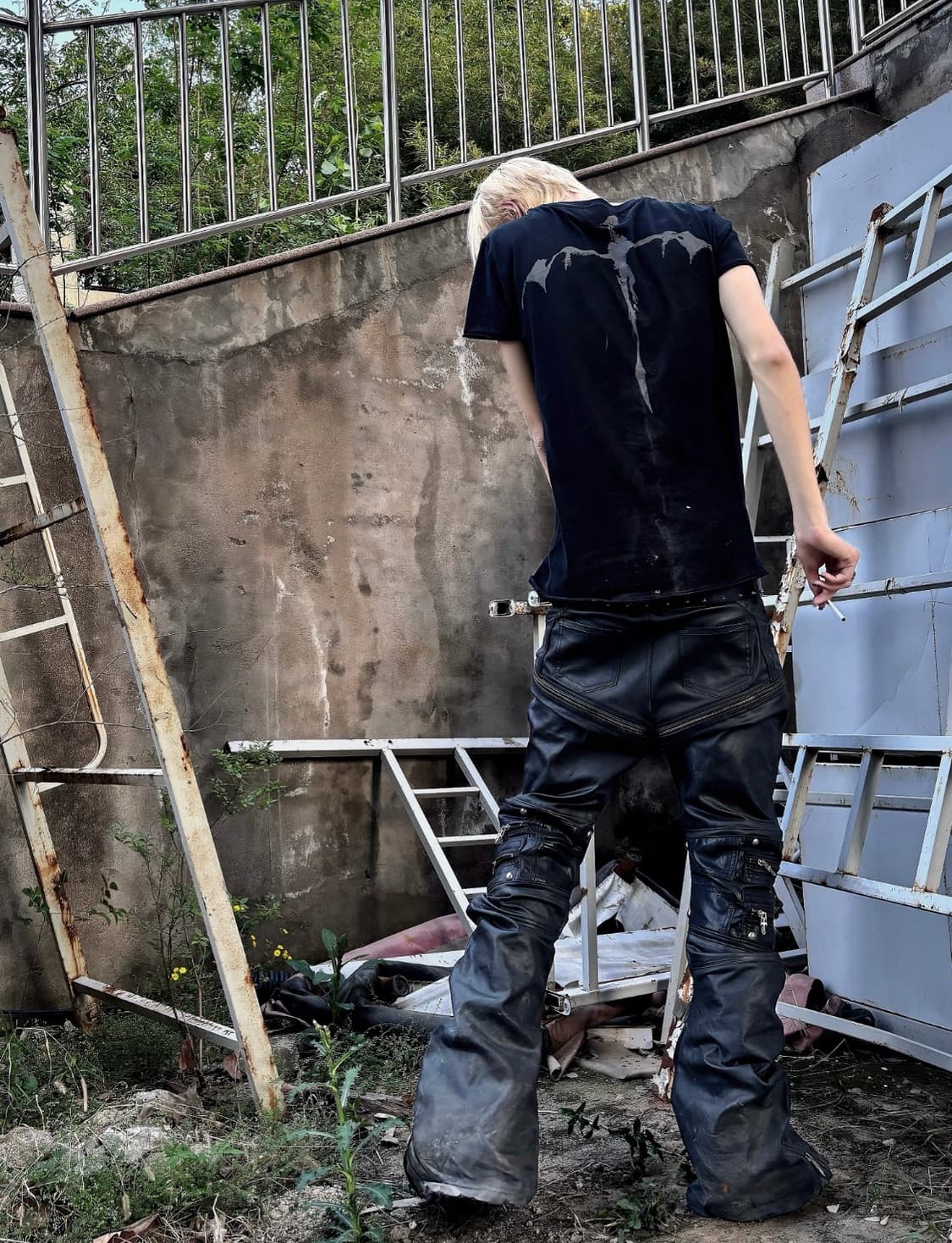 Distressed Waxed Zip Flare Jeans 상품이미지2