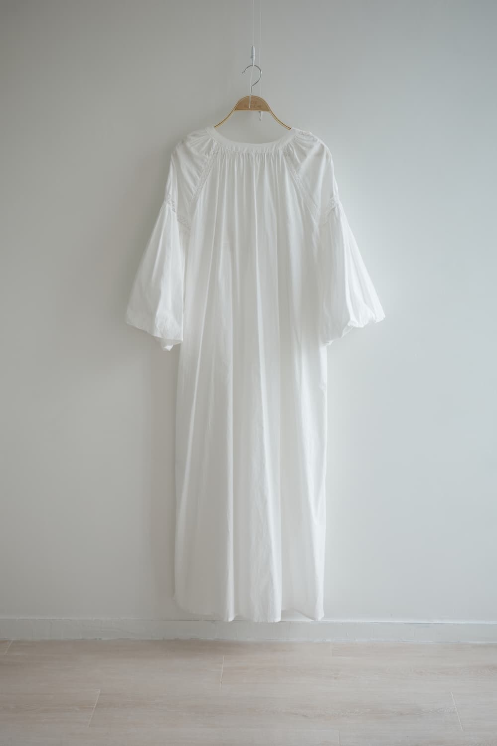 adapt 
• 화이트 퍼프 소매 샤링 코튼 롱원피스 상품이미지6