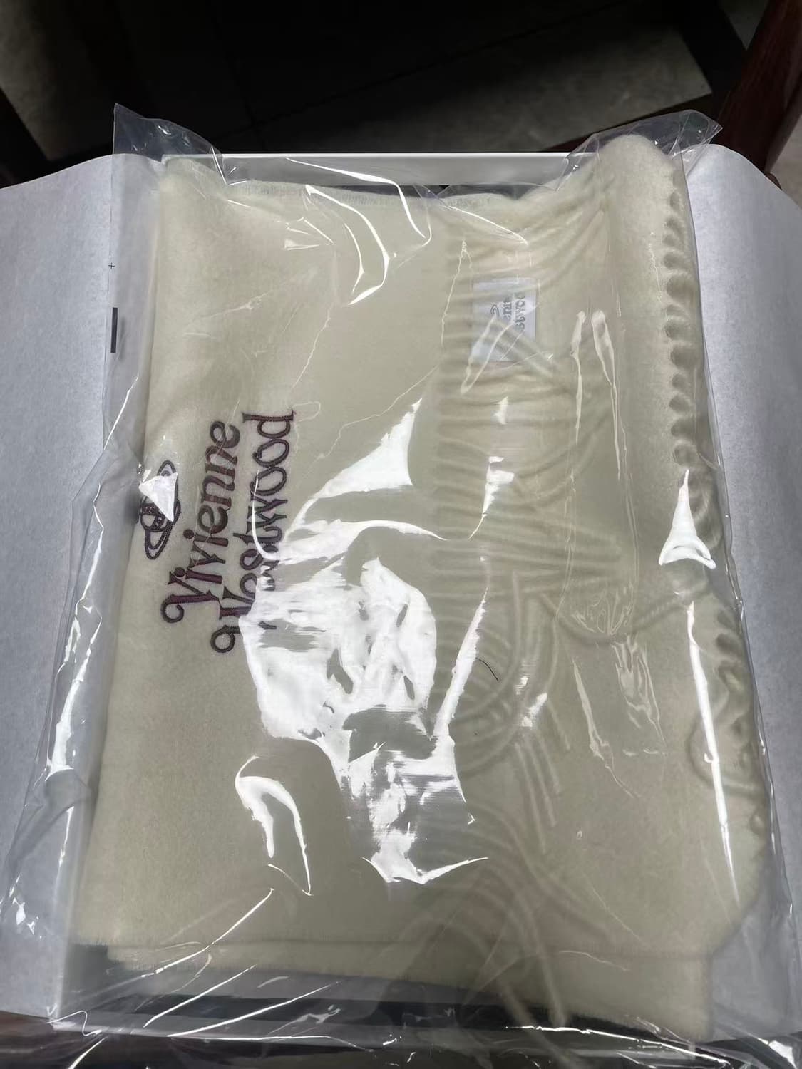 비비안 웨스트우드 자수 로고 머플러 화이트 와인 상품이미지2