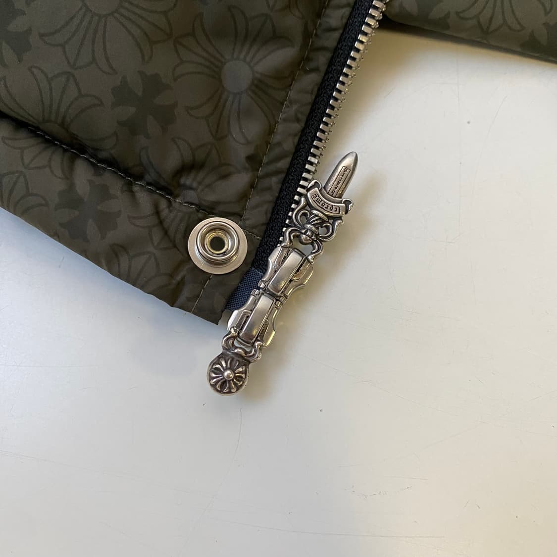 [L] 크롬하츠 STIFF V2 푸퍼 패딩 올리브 상품이미지5