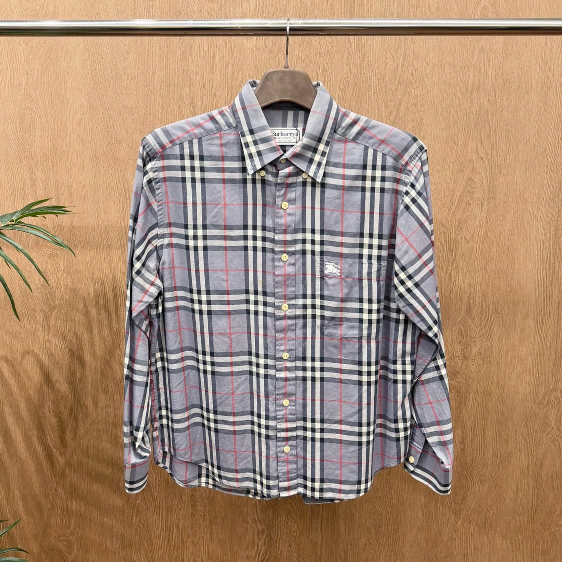 버버리 런던 코튼 긴팔 체크 셔츠 싱글 포켓 로고 자수 디테일 그레이 상품이미지1