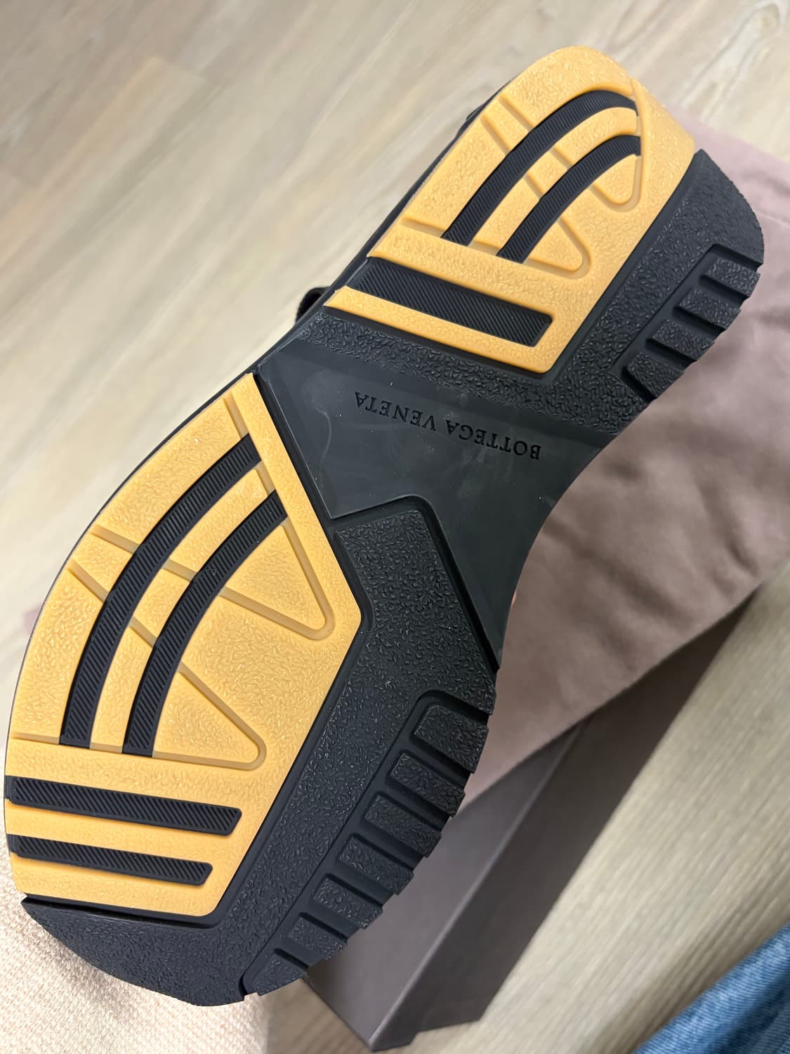 보테가베네타 올블랙 스니커즈 37+ 상품이미지2